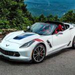 El Chevrolet Corvette 2017 es un auténtico deportivo que ha dejado una huella en la historia de los coches de alto rendimiento. Con su motor V8 LT1 de 6.2 litros, el Corvette entrega una increíble potencia de 455 caballos de fuerza y 460 lb-pie de torque. Acelera de 0 a 100 km/h en solo 3,7 segundos, lo que lo convierte en uno de los coches más rápidos de su clase. Aunque su mantenimiento anual es algo más elevado con $919, el Corvette sigue siendo un coche confiable que ofrece una experiencia emocionante con una calidad de construcción que minimiza las preocupaciones a largo plazo.