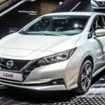 El Nissan Leaf es uno de los primeros vehículos eléctricos de producción masiva y sigue siendo un referente en el mercado. Introducido en 2010, el Leaf se produce desde 2012 en la planta de Nissan en Smyrna, Tennessee. Aunque su diseño ha evolucionado con los años, sigue siendo uno de los coches eléctricos más accesibles y populares en EE.UU. Su producción local permite a Nissan mantener precios competitivos, mientras sigue ofreciendo una opción eficiente y práctica para quienes buscan dar el salto al mundo eléctrico.