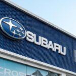 Conocida por su fiabilidad y capacidad todoterreno, Subaru es la favorita de muchos conductores, especialmente aquellos que disfrutan del aire libre. Equipados con tracción integral (AWD) de serie, los vehículos Subaru son muy apreciados por su estabilidad y seguridad. Modelos como el Subaru Outback y el Forester han sido esenciales para esta marca, que ha logrado un punto de equilibrio perfecto entre durabilidad y valor. En 2024, Subaru vendió 667,725 vehículos en EE. UU., y se mantiene en lo más alto de las clasificaciones de satisfacción del propietario y confiabilidad. Aunque sus acabados no son tan lujosos como los de otras marcas, la capacidad todoterreno y la fiabilidad a largo plazo siguen siendo sus puntos más fuertes.