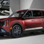 Precio estimado: $39,000
El Kia Telluride 2027 se reinventa para ofrecer aún más valor y tecnología. Desde su lanzamiento en 2020, este SUV ha sido un favorito por su espacio y comodidad, y en su nueva versión contará con un diseño renovado, nuevas características tecnológicas y un motor híbrido que promete superar los 30 mpg. Se espera que el Telluride 2027 mantenga su posición como un SUV de lujo asequible, ofreciendo tres filas de asientos y un amplio espacio interior, ideal para familias. Este modelo es perfecto para aquellos que buscan un SUV de gran tamaño con un toque moderno y eficiente.