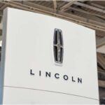 Lincoln se presenta como la opción de lujo americana, pero no logra capturar del todo la exclusividad de las marcas europeas. Muchos de sus modelos comparten la estructura y el diseño con los vehículos Ford, solo con algunos toques de lujo añadidos y un precio más elevado. Aunque los asientos son cómodos, los materiales utilizados en el interior no siempre cumplen con el estándar de calidad esperado en el mercado de lujo. Además, las actualizaciones tecnológicas son lentas, lo que hace que algunos de sus vehículos se sientan obsoletos. A pesar de los esfuerzos de Lincoln por modernizar su línea de SUV, aún le cuesta competir con la sofisticación de las marcas europeas. En resumen, Lincoln se siente más como un Ford premium que como un verdadero rival de lujo.