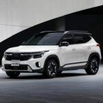 Precio inicial: $25,135
El Kia Seltos 2026 es un SUV subcompacto que ha ganado popularidad por su equilibrio entre precio y características. Este modelo presenta un precio inicial más bajo que su versión de 2025, con una nueva versión LX de tracción delantera que hace que el Seltos sea más accesible para los compradores. Equipado con tecnología avanzada y características de seguridad, el Seltos es una opción atractiva para quienes buscan un SUV económico con capacidad todoterreno. Con un diseño atractivo y una conducción cómoda, el Seltos 2026 es ideal para quienes necesitan un vehículo versátil.