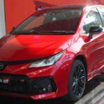 Un clásico con una construcción a prueba del tiempo

El Toyota Corolla ha sido durante décadas sinónimo de fiabilidad y longevidad. El modelo 2025 no es la excepción: sigue siendo una opción popular debido a su construcción robusta, bajo costo de mantenimiento y excelente eficiencia de combustible. Aunque el Corolla no es tan llamativo como otros modelos de esta lista, su capacidad para resistir el paso del tiempo y mantenerse en buen estado durante años es lo que lo convierte en una opción ideal para quienes desean un coche que se conserve bien con el tiempo. Además, su valor de reventa sigue siendo uno de los más altos en su clase.