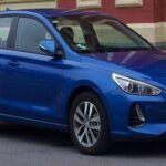 Aunque Hyundai y Kia han sido históricamente marcas que no contaban con tanta confianza en el mercado, han demostrado ser competidoras fuertes en la industria automotriz. Ambas marcas surcoreanas, ahora con gran presencia en el mercado global, ofrecen autos que combinan diseño moderno, fiabilidad y precios competitivos. En los últimos años, han mejorado notablemente su calidad, y sus modelos ahora ofrecen garantías extendidas que cubren la mayoría de las reparaciones importantes. Además, sus costos de fabricación se mantienen bajos gracias a la producción local en mercados como el de EE.UU., lo que les permite ofrecer precios más bajos sin sacrificar calidad.