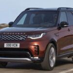 El Land Rover Discovery ha sido un SUV icónico en el mercado, pero su última generación, lanzada en 2018, está viendo cómo su valor se desploma. A pesar de algunas actualizaciones en 2021, el Discovery ha sido eclipsado por el Defender y otros modelos de la marca. La competencia ha mejorado, y el Discovery, con más de cinco años en el mercado, ha empezado a quedarse atrás en términos de diseño y tecnología.

Con una depreciación de más del 60% en solo cinco años, este SUV de lujo se enfrenta a la dura realidad de una alta competencia y a la percepción de ser un modelo ya antiguo. Los compradores interesados en un SUV con capacidades todoterreno y lujo podrían encontrar mejores opciones en marcas competidoras, lo que afecta negativamente al valor de reventa del Discovery.