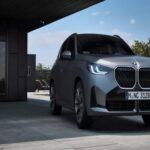 El BMW X3 es un SUV deportivo con interiores modernos, perfecto para los jubilados activos que desean una conducción dinámica. Con un valor de reventa del 51%, el X3 tiene una excelente tasa de retorno de inversión. Este modelo destaca por su eficiencia en combustible, con una economía de hasta 29 mpg en carretera, y sus motores turboalimentados brindan una potencia impresionante. El sistema de estacionamiento asistido facilita la tarea de aparcar en espacios reducidos, lo que es perfecto para aquellos que prefieren evitar el estrés de maniobrar en garajes pequeños. Este SUV también minimiza las distracciones con botones gestuales, lo que permite mantener la atención en la carretera.