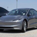 El Tesla Model 3 de 2025 es uno de los vehículos eléctricos más populares y fiables del mercado. Con una autonomía de entre 479 y 584 kilómetros, este sedán eléctrico es ideal para aquellos que buscan rendimiento y eficiencia. El Model 3 destaca por su bajo coste de mantenimiento anual, según varios estudios, y ha obtenido una puntuación de 82/100 en calidad y fiabilidad por parte de JD Power. Aunque ha tenido solo tres llamadas a revisión, el Model 3 sigue siendo un referente en cuanto a fiabilidad en el segmento de vehículos eléctricos. Su excelente rendimiento y fiabilidad a largo plazo lo convierten en una opción destacada para los consumidores de 2025.