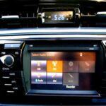 Aunque Toyota ha mejorado mucho su tecnología a bordo, el sistema de infoentretenimiento en modelos base sigue siendo uno de los puntos débiles. A diferencia de marcas como Hyundai o Ford, la pantalla táctil de Toyota puede resultar lenta e incluso algo limitada en cuanto a personalización. Aunque los modelos actuales cuentan con CarPlay y Android Auto de forma inalámbrica, Toyota ha decidido eliminar completamente el lector de CD, lo que ha decepcionado a algunos conductores que aún prefieren opciones más clásicas para escuchar música.