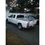 Si la Hilux es conocida a nivel mundial, su versión estadounidense, la Toyota Tacoma, sigue la misma tradición de fiabilidad y durabilidad. Esta camioneta ha sido un pilar en el mercado norteamericano, especialmente para aquellos que buscan una camioneta resistente pero ágil. Con una gran capacidad para moverse por terrenos difíciles y un motor que resiste el paso del tiempo, la Tacoma ha demostrado que una camioneta puede durar cientos de miles de kilómetros si se le da el mantenimiento adecuado. Sin duda, la Tacoma es una de las camionetas más confiables del mercado.