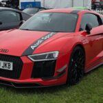 El Audi R8 2018 es un superdeportivo de referencia que no compromete la practicidad. Su motor V10 atmosférico ofrece una experiencia de conducción electrizante, mientras que el sistema de tracción integral Quattro proporciona una estabilidad excepcional en cualquier condición. El interior del R8 es tan lujoso como tecnológico, con materiales premium y un sistema de infoentretenimiento de última generación.

Aunque es un coche con rendimiento de superdeportivo, el Audi R8 es sorprendentemente cómodo y espacioso para un coche de su categoría. Su maletero es más grande de lo que cabría esperar, lo que lo convierte en una opción viable para la conducción diaria sin renunciar al lujo y la velocidad.