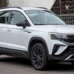 El Volkswagen Taos, con una puntuación de 24 sobre 100, es considerado uno de los SUV subcompactos menos fiables en el mercado estadounidense. Los problemas recurrentes con las juntas de culata, el desgaste prematuro de los frenos traseros y los ruidos provenientes de la transmisión CVT son algunos de los problemas más comunes en este modelo. Además, los fallos electrónicos, los ruidos interiores y las filtraciones constantes demuestran una serie de problemas de fiabilidad sistémica que persisten incluso después de reparaciones repetidas. Los propietarios han tenido dificultades para disfrutar de este SUV debido a la continua presencia de estos problemas mecánicos.