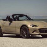 El Mazda MX-5 Miata es un clásico instantáneo y uno de los coches deportivos más ligeros del mundo. Con un peso de 2366 libras, el Miata sigue siendo el epítome del placer de conducción accesible. Su motor de 2.0 litros ofrece suficiente potencia para que su peso ligero sea aprovechado al máximo. La agilidad, el manejo preciso y la sensación de estar conectado con la carretera hacen que conducir un Miata sea una experiencia incomparable. Su diseño compacto y su bajo peso lo convierten en el deportivo perfecto para aquellos que buscan emoción y una conexión pura con el coche, sin importar cuántos caballos de fuerza tenga.