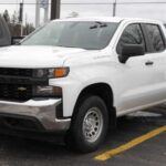 La Chevrolet Silverado 1500 ha sido un pilar en el mercado de las camionetas pickup durante años. Con un enfoque sencillo pero altamente efectivo, la Silverado 1500 es una camioneta que se desempeña muy bien en todas las áreas: desde trabajo pesado hasta aventuras fuera de la carretera. Su motor V8 ofrece la potencia necesaria para manejar la mayoría de las tareas, y su durabilidad a largo plazo sigue siendo uno de sus puntos fuertes. Los precios competitivos, especialmente en los niveles de equipamiento más bajos, junto con promociones frecuentes en concesionarios, hacen que la Silverado sea una opción atractiva para aquellos que buscan una camioneta sólida y fiable sin romper el banco.