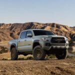 Promedio de depreciación después de 5 años: 26%
Valor perdido después de 5 años: $8,217
La Toyota Tacoma es una de las camionetas que mejor conserva su valor en el mercado. Su reputación de fiabilidad y durabilidad le permite resistir la depreciación mejor que muchos otros vehículos de su categoría. Además, la demanda de camionetas robustas y con capacidades todo terreno asegura que la Tacoma siga siendo un modelo deseado, lo que la convierte en una excelente inversión para quienes necesitan una camioneta que aguante el paso del tiempo y mantenga un buen valor de reventa.