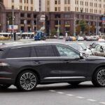 El Lincoln Aviator 2025 es un SUV de lujo con una potencia destacable de 400 hp gracias a su motor V6 biturbo de 3.0 litros. Su precio base de $54,000 es bastante razonable para el nivel de confort y rendimiento que ofrece. Sin embargo, el Aviator sufre de fallos en el sistema eléctrico y fallos de software, lo que puede llevar a reparaciones costosas. Además, su rápida depreciación y la complejidad electrónica convierten al Aviator en un SUV que no es solo caro en términos de compra, sino que sigue siendo costoso a lo largo de su vida útil.