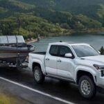 La Toyota Tacoma ha sido durante mucho tiempo un referente en el mundo de las camionetas medianas por su fiabilidad y robustez. Este modelo, con su fama de resistencia en condiciones difíciles, es una opción popular para aquellos que necesitan un vehículo confiable para trabajos pesados o aventuras todoterreno. Los propietarios valoran especialmente su durabilidad y capacidad para mantener su rendimiento a lo largo de los años, incluso cuando se enfrenta a condiciones difíciles. La Toyota Tacoma sigue siendo una de las camionetas más confiables para quienes necesitan un vehículo para toda la vida.