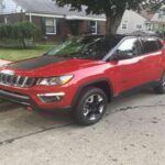 El Jeep Compass tiene una apariencia atractiva y moderna, pero su depreciación es un dolor de cabeza para muchos propietarios. El motor de bajo rendimiento y un interior que no justifica el precio son algunas de las razones por las que los compradores se sienten decepcionados. A medida que pasa el tiempo, la emoción inicial de tener un SUV de marca Jeep se desvanece, y el valor del Compass se desploma debido a la baja demanda en el mercado de usados.