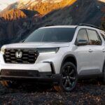 Precio inicial: $26,377
El Honda Pilot es un SUV de tamaño mediano que es ideal para familias. Con una probabilidad del 17.5% de superar las 250,000 millas, este modelo ofrece una durabilidad impresionante, el doble del promedio. Un 5% de los propietarios mantienen su Pilot durante más de 15 años, lo que refleja la fiabilidad de este modelo. Honda, con su cuarto puesto en la clasificación de confiabilidad, asegura que el Pilot es una opción sólida.