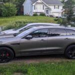 El Jaguar F-Pace es un SUV de lujo que, a pesar de su atractivo diseño y prestaciones, ha sufrido una depreciación notable en los últimos años. La sobreoferta de modelos F-Pace y la estrategia de marca actual de Jaguar han llevado a que este vehículo pierda rápidamente su valor en el mercado de autos usados. A pesar de ser un modelo de lujo, su competencia directa con marcas como Audi y BMW, y la constante llegada de nuevos modelos, han dejado al F-Pace luchando por mantenerse competitivo en precio y demanda.