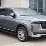 El Cadillac Escalade ESV es un SUV grande y de lujo, conocido por su gran presencia y características premium. Sin embargo, uno de los principales inconvenientes de este modelo es su altísimo consumo de combustible, lo que ha llevado a muchos propietarios a cambiarlo por modelos más eficientes. Además, la Escalade ESV pierde alrededor del 44% de su valor en los primeros años, lo que la convierte en una mala inversión en términos de valor de reventa.