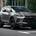 Calificación de calidad y fiabilidad: 85/100
La Chevy Blazer 2025 se encuentra en su primera generación y se destaca entre los SUV medianos por su fiabilidad. A pesar de tener tres retiros del mercado, la marca ha demostrado ser rápida en abordar los problemas, lo que se refleja en su excelente calificación de fiabilidad. Además, el costo de mantenimiento es bajo, lo que la convierte en una excelente opción si buscas un SUV confiable con costos reducidos.
Costo medio de mantenimiento anual: $463
Costo estimado de mantenimiento durante los primeros 10 años: $9,406