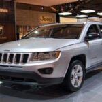 El Jeep Compass se comercializa como un SUV ideal para la aventura, pero muchos propietarios no han tenido la experiencia que esperaban. Con problemas en la transmisión, fallos en los sistemas electrónicos y una conducción incómoda, el Compass ha decepcionado a los compradores que esperaban un vehículo robusto y fiable. En lugar de una experiencia de aventura, muchos se han encontrado con un dolor de cabeza sobre ruedas.
