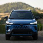 Precio de venta sugerido inicial: $29,295

El Toyota Corolla Cross Híbrido se encuentra justo debajo del RAV4 en la gama de SUV de Toyota, pero con un precio mucho más accesible. Aunque no es el SUV más impresionante de su segmento, su confiabilidad y la tecnología híbrida de Toyota lo convierten en una opción popular para quienes buscan algo funcional y eficiente. Además, su tracción total de serie lo hace una excelente opción para quienes necesitan mayor estabilidad en condiciones adversas.