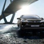 Precio inicial: $26,050

El Toyota RAV4 sigue siendo una de las opciones más confiables y populares en el mercado de los SUVs compactos. Con una excelente eficiencia de combustible y la fama de la marca Toyota por ofrecer vehículos duraderos, el RAV4 es perfecto para quienes buscan un SUV que pueda manejar cualquier tipo de carretera sin preocuparse por costosos arreglos. Su versatilidad, fiabilidad y valor por el dinero siguen siendo las principales razones por las que los compradores lo eligen una y otra vez.