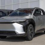 El Toyota bZ4X es el primer SUV eléctrico de Toyota, pero no ha impresionado tanto como se esperaba. Aunque su autonomía es de 405 km en la versión de tracción delantera, no está a la altura de sus competidores como el Tesla Model Y o el Ford Mustang Mach-E. Además, su cargador de 6.6 kW es lento, lo que significa que la carga en casa puede tardar mucho. El bZ4X también presenta varias deficiencias en su diseño, como la falta de guantera, un panel de instrumentos mal ubicado y la ausencia de limpiaparabrisas trasero.