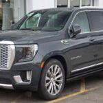 El GMC Yukon 2025 es el hermano lujoso del Chevrolet Tahoe, ofreciendo una experiencia de conducción más refinada sin sacrificar la capacidad de remolque. Al igual que el Tahoe, el Yukon tiene la capacidad de remolcar hasta 8,400 libras, pero lo hace con un toque de lujo adicional, gracias a sus detalles en madera real y la tecnología avanzada en su interior. Disponible en versión estándar o XL, el Yukon proporciona un espacio adicional para quienes necesitan más capacidad sin comprometer la elegancia y el estilo.
Capacidad de remolque: 8,400 libras