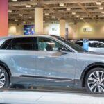 El Cadillac Lyriq 2026 se presenta como una opción de lujo accesible frente al Tesla Model Y. Con un diseño estilizado y una autonomía de hasta 524 km, el Lyriq es un SUV eléctrico con una excelente relación calidad-precio. Equipado con un motor de hasta 500 hp en su versión AWD, ofrece un rendimiento sólido y una conducción cómoda. Si bien no alcanza el nivel de rendimiento del Model Y, el Lyriq sobresale en términos de espacio interior, precio y tecnología avanzada, siendo una opción ideal para quienes buscan lujo y funcionalidad sin los precios elevados de otros competidores.
Rango: Hasta 524 km | Potencia: 500 hp