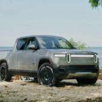 La Rivian R1T se presenta como una de las mejores camionetas eléctricas del mercado, combinando la capacidad todoterreno con la potencia eléctrica. Con un sistema de tracción total de cuatro motores, el R1T puede enfrentarse a terrenos difíciles que muchos camiones tradicionales no podrían manejar.
Este vehículo no solo es impresionante por su capacidad todoterreno, sino que también ofrece una autonomía de entre 430 y 640 km, dependiendo de la configuración. Con la capacidad de remolcar hasta 5,000 kg y una innovadora 