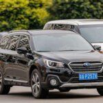 El Subaru Outback es la opción ideal para jubilados que disfrutan de aventuras al aire libre. Su diseño con acceso fácil al vehículo y su tracción en las cuatro ruedas de serie lo hacen perfecto para quienes buscan un coche que se pueda manejar en diversas condiciones. Además, sus asientos acolchados garantizan comodidad en los viajes largos, incluso por los caminos más accidentados. La fiabilidad de Subaru también asegura que el Outback sea un vehículo que dure mucho tiempo, lo cual es una gran ventaja para los jubilados que prefieren no tener que comprar un coche nuevo con frecuencia.