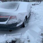Las baterías híbridas pueden experimentar un rendimiento reducido en condiciones de frío extremo. En temperaturas por debajo de -30 °C, el sistema híbrido podría no arrancar correctamente. A 0 °C, la capacidad de la batería se reduce al 65 % de su potencia en climas cálidos, y a -18 °C solo mantiene el 40 %. Esto se traduce en una pérdida significativa de eficiencia y puede generar dificultades de arranque en invierno, lo que convierte a los híbridos en una opción cuestionable para quienes viven en climas fríos.