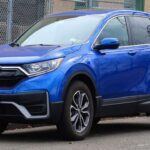 El Honda CR-V, uno de los SUV más populares de su segmento, ha experimentado rebajas de entre $1,303 y $1,846 en sus versiones EX y EX-L para 2025. Este modelo se sigue destacando por su conducción equilibrada, amplio espacio en los asientos traseros y una tecnología fácil de usar. Con estas rebajas, el CR-V se convierte en una opción aún más atractiva para las familias que valoran la fiabilidad y la comodidad, pero también desean hacer una compra inteligente en cuanto a precios.
Precio estimado después de la rebaja: Desde $26,000 (versión EX)