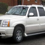 En tercer lugar aparece el Cadillac XT4, una alternativa muy atractiva para quienes buscan una entrada accesible al lujo americano. El XT4 presume el nuevo lenguaje de diseño de Cadillac, lo que le confiere un aire fresco y contemporáneo. Su interior destaca por una pantalla panorámica de alta sensibilidad, considerada una de las mejores de su clase, que combina diseño minimalista y funcionalidad avanzada, algo especialmente apreciado por los entusiastas de la tecnología.