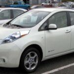 El Nissan Leaf fue uno de los primeros coches eléctricos de producción masiva, ofreciendo una visión del futuro de la conducción sostenible. Sin embargo, los modelos más antiguos, especialmente el Leaf 2011, han sufrido una depreciación significativa. La rápida evolución de la tecnología en vehículos eléctricos ha dejado atrás a los modelos más antiguos, lo que ha acelerado su pérdida de valor. La degradación de la batería y la limitada autonomía de las primeras versiones también han sido factores clave en esta caída.