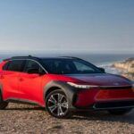 El Toyota bZ4X marca la incursión de Toyota en el mercado de SUVs eléctricos, combinando fiabilidad con un diseño innovador. Con una autonomía de hasta 252 millas (405 km) en la versión XLE FWD, este modelo es ideal tanto para el día a día como para aventuras de fin de semana. Además de su sistema de infoentretenimiento de 12.3 pulgadas, que se integra con Apple CarPlay y Android Auto, el bZ4X también se destaca por su enfoque en la seguridad con Toyota Safety Sense™ 3.0, que incluye una suite completa de características de asistencia al conductor. A un precio de 43,070 USD, es una opción atractiva para quienes buscan un SUV eléctrico confiable sin sacrificar lo esencial.