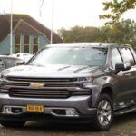 Competencia directa de la Ford F-150, la Chevrolet Silverado 1500 ha mantenido su posición como una de las camionetas más populares en Estados Unidos. Con una amplia gama de configuraciones, motorizaciones y opciones, la Silverado es conocida por su poder de remolque, comodidad y precio competitivo. Ofrece una conducción suave y una estructura robusta, convirtiéndola en una opción atractiva para aquellos que buscan una camioneta para trabajo y recreación.