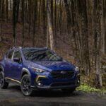 Precio aproximado: $27,000

El Subaru Crosstrek 2025 es el SUV perfecto para familias que buscan una opción asequible, pero sin renunciar a la capacidad de aventurarse fuera del asfalto. Con un motor de 2.0 litros y 152 caballos de fuerza, este modelo ofrece 27 MPG en ciudad y 34 MPG en carretera. Lo que realmente lo distingue es su tracción total estándar, ideal para condiciones de clima y terreno difíciles, y su despeje al suelo de 8.7 pulgadas, que permite superar caminos irregulares sin problemas. Además, el Crosstrek incluye tecnología de seguridad avanzada como equipo estándar, lo que proporciona una excelente relación calidad-precio.

Lo mejor: Tracción total estándar y capacidad para aventuras, con excelente eficiencia de combustible.