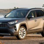 El Toyota RAV4 es un crossover compacto que, a pesar de ser más pequeño que otros SUV de su categoría, ofrece una impresionante fiabilidad. Es uno de los vehículos más confiables para aquellos que buscan un coche con buena eficiencia de combustible y una vida útil prolongada. Aunque no es el modelo más espacioso ni el más avanzado tecnológicamente, su fiabilidad es innegable, con versiones que superan cómodamente los 320.000 kilómetros.

Las versiones híbridas e híbridas enchufables han ganado popularidad en los últimos años, y, aunque tienen un costo más elevado, resultan ser una excelente opción si piensas conservar tu vehículo durante un largo período. Los RAV4 híbridos ofrecen una mayor eficiencia de combustible, lo que ayuda a compensar el precio extra con el tiempo.

Lo mejor: Fiabilidad y economía de combustible en un paquete compacto.
