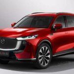 Precio inicial: $31,000
El Mazda CX-5 2026 se destaca por su interior refinado y su manejo deportivo, características propias de vehículos de lujo, pero a un precio accesible. Con una excelente calidad de fabricación, este SUV continúa siendo una de las mejores opciones en cuanto a fiabilidad y rendimiento, según los expertos de MotorTrend. Los costos de mantenimiento del CX-5 están por debajo de la media del segmento, y su rendimiento de reventa supera a modelos de marcas como Toyota y Honda. Mazda ha logrado ofrecer una combinación de lujo y asequibilidad, lo que lo convierte en una opción inteligente para quienes buscan un SUV premium sin pagar de más.