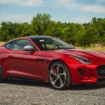 El Jaguar F-Type V8 es un deportivo británico que se distingue por su diseño sofisticado y su sonido inconfundible. Con un motor V8 sobrealimentado, este auto ofrece un rendimiento emocionante acompañado de un rugido que atrae todas las miradas. A pesar de que los deportivos británicos no siempre han sido conocidos por su fiabilidad, el F-Type ha demostrado ser un modelo robusto, especialmente los modelos posteriores a 2016.

Con un presupuesto de hasta 50.000 dólares, es posible encontrar versiones de 2014 a 2019 con motor V8, lo que te da acceso a un diseño exótico, una aceleración de lujo y un interior refinado. Es una opción excelente si buscas una experiencia de conducción emocionante y una estética de alta gama.

Lo mejor: Motor V8 rugiente, diseño icónico y sensaciones de conducción superiores.