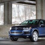 El Volkswagen Touareg Híbrido de los años 2011 a 2015 es otro modelo híbrido con problemas graves. El sistema de drenaje defectuoso debajo de la batería es uno de los mayores problemas reportados, ya que puede provocar cortocircuitos o incluso incendios. Aparte de esto, también hubo llamadas a revisión por problemas con el pedal de freno y fugas en el sistema de inyección de combustible. Estos problemas de seguridad no solo afectan la confiabilidad del vehículo, sino que pueden poner en riesgo la seguridad de los ocupantes.