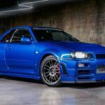 El Nissan Skyline GT-R, especialmente los modelos R32, R33 y R34, es probablemente uno de los autos más legendarios de Nissan. Aunque su producción fuera de Japón terminó en 2002, sigue siendo altamente deseado por su rendimiento y tecnología avanzada. Este sedán deportivo, con tracción total y un motor turboalimentado, es muy codiciado por los entusiastas del automovilismo, y su legado en competiciones como el Gran Turismo lo ha hecho aún más famoso. Debido a las estrictas leyes de importación y su escasa disponibilidad, los precios de los modelos bien conservados continúan subiendo.