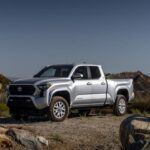 La Toyota Tacoma ha sido tradicionalmente una de las camionetas más fiables en el mercado, pero su nueva generación, lanzada en 2024, ha decepcionado en cuanto a fiabilidad, según los estudios de Consumer Reports. Aunque el modelo híbrido ha sido muy bien recibido, la Tacoma ha tenido varios problemas de calidad, incluidos los recalls por ejes de transmisión rotos y fugas de líquido de frenos. Además, ha sido superada por competidores como el Ford Ranger y el Honda Ridgeline en cuanto a fiabilidad, lo que ha provocado que este modelo, que históricamente era un líder de la fiabilidad, se quede atrás.

Lo peor: Problemas de fiabilidad mecánica, con múltiples recalls y defectos en componentes clave.