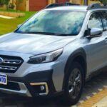 El Subaru Outback 2021 se ha consolidado como una de las mejores opciones para quienes buscan un SUV que combine confort y capacidad fuera de carretera. Con su tracción integral simétrica y el sistema X-MODE, el Outback puede enfrentarse a diversas condiciones climáticas y terrenos difíciles. Su altura libre al suelo y su robustez le permiten circular por caminos de montaña con facilidad, mientras que su espacioso interior y características de seguridad avanzadas como EyeSight garantizan un viaje seguro y cómodo.

Lo mejor: Conducción todoterreno destacada, alta seguridad y confort en largos viajes.