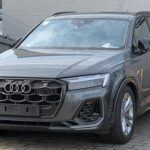 El Audi Q7, un SUV de lujo altamente tecnológico, es otro vehículo que puede llevarte a tu mecánico con frecuencia. Los coches alemanes como el Q7 son conocidos por su excesiva ingeniería, lo que significa que los componentes mecánicos simples son reemplazados por piezas electrónicas complejas. Cuando alguna de estas piezas falla, no puedes optar por una versión genérica, lo que incrementa los costos de reparación. Según CarEdge, el costo de mantenimiento de un Q7 durante diez años ronda los 13,157 dólares, una cifra considerable para cualquier propietario.