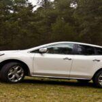 El Mazda CX-7, un SUV con diseño deportivo, se convirtió en una pesadilla para sus propietarios debido a su transmisión propensa a fallar. Los cambios bruscos y las fallas completas de la transmisión eran comunes, especialmente en los modelos de mayor kilometraje. El CX-7 se hizo famoso por ser un vehículo impredecible y caro de mantener, lo que dejaba a los propietarios preguntándose si 