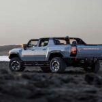El GMC Hummer EV ha revolucionado el mundo de los camiones eléctricos con su configuración de tres motores que entregan una asombrosa potencia de 1,000 caballos de fuerza y 1,200 lb-ft de torque. Este vehículo acelera de 0 a 60 mph en solo 3 segundos, una cifra impresionante para un camión eléctrico. Su sistema de dirección en las cuatro ruedas incluye el modo CrabWalk, lo que le permite una maniobrabilidad excepcional tanto en terrenos difíciles como en entornos urbanos.

Con un alcance de hasta 329 millas gracias a la tecnología de baterías Ultium y capacidades de carga rápida, el Hummer EV no solo es potente, sino también una innovadora mezcla de rendimiento y sostenibilidad.